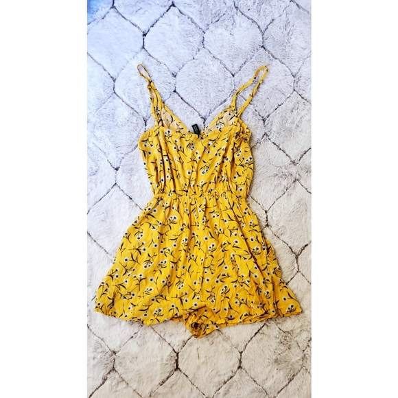 Divided by H&M. Size:0 Yellow Floral Romper - Picture 2 of 2